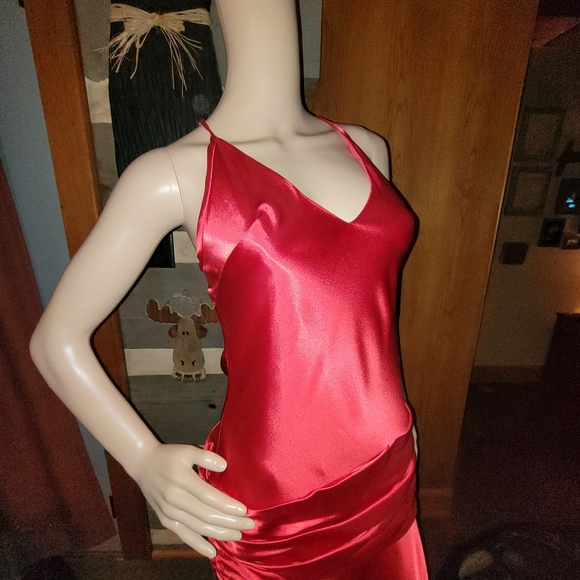 SIZE 8 NEW BEAUTIFUL SCARLET RED SATAN DRESS - Picture 2 of 3
